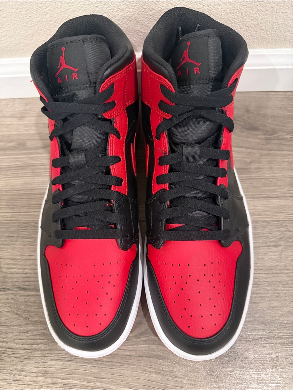 Nike Air Jordan 1 Mid Banned Black Red White 554724-074 Men’s Size 12 - Picture 2 of 8
